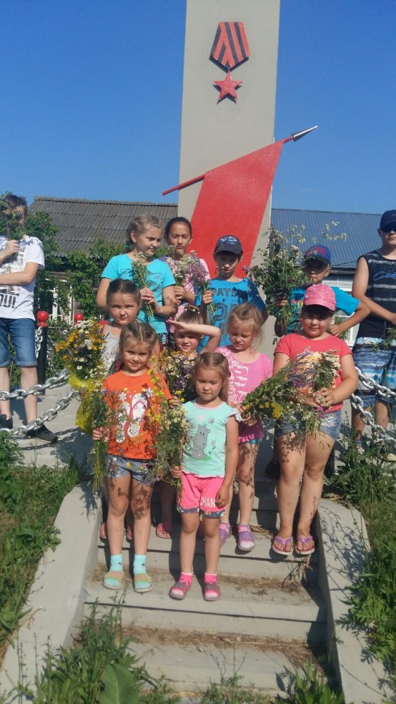 возложение цветов к памятнику всем павшим